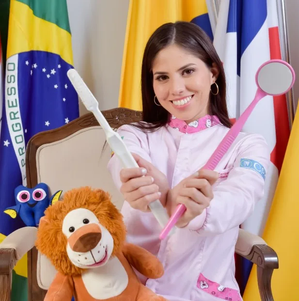 Especialista en odontopediatría con herramientas y personajes para niños en OMI Dental