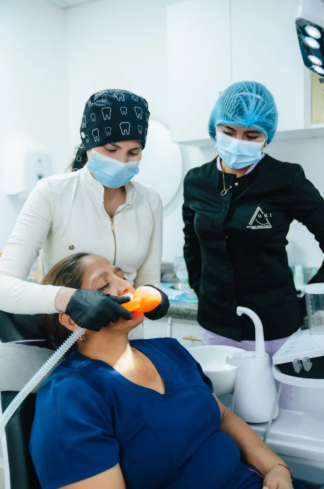 Procedimiento dental tranquilo y con dolor mínimo en OMI Dental